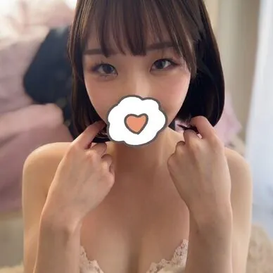就活、辞めました。
つむです。

就活のために買ったスーツ。
面接のために選んだシャツ。
ぜんぶ、いったん脱いで、こっちを選びました。

見られたい気持ちと、見られたあとの怖さ。
それでも、今のわたしはちゃんと見せたいって思っています。

この写真は日記に近いかもしれません。
わたしの「選んだ瞬間」が、詰まってます。

この前の民族衣装の写真より、
めちゃくちゃえっちになってます。恥ずかしいです、、、

P.S.
わたしがどう見えてるか、ちゃんと教えてください。
ちゃんと。全部。