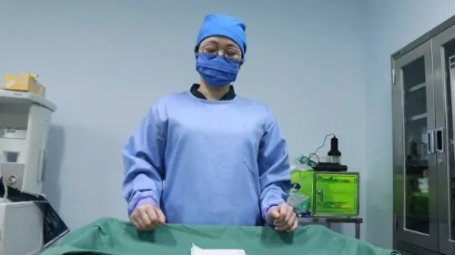 せん先生(手術着ブルー)　リン先生(手術着グリーン)の手術着動画です。
アナル検査や手コキ、手袋着用などのシーンが入っています。
せんさんの動画が19分程度　りんさんの動画が7分程度収録されています♪
